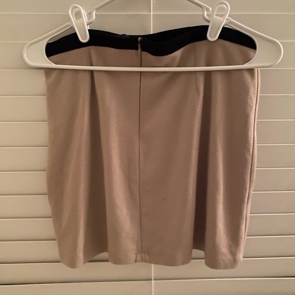 Classic style mini skirt - Picture 2 of 3